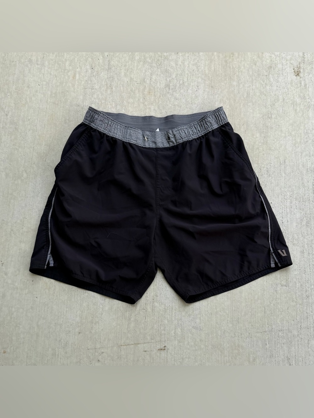 Vuori Trail Shorts Men Size Large Black Stretch Performance